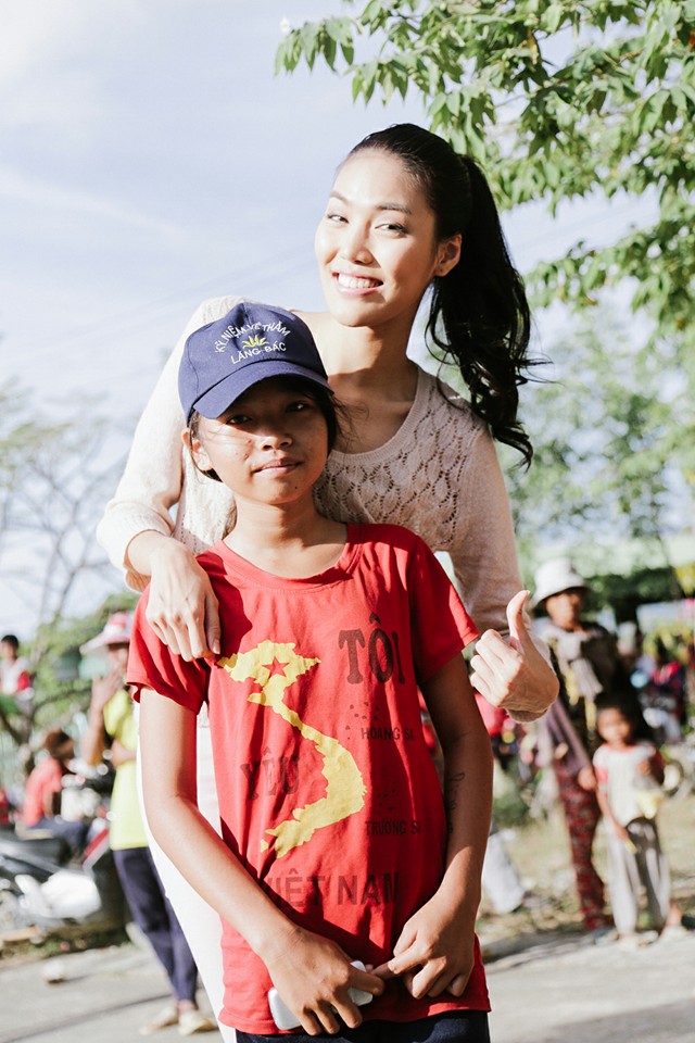 Người đẹp Lan Khuê \'Cô bé con mang trên người bản đồ đất nước. Em chính là vận mệnh đất nước của tương lai\'.