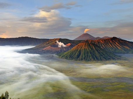 Núi lửa Bromo, Đông Java, Indonesia là một trong những ngọn núi lửa nổi tiếng nhất ở Đông Java của vườn quốc gia Bromo Tengger Semeru nhờ việc đi lại dễ dàng và quang cảnh bình minh tuyệt đẹp.