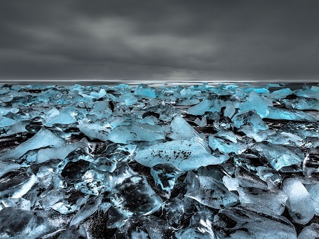 Vườn quốc gia Jökulsárlón,Vatnajökull được coi là một kỳ quan thiên nhiên của Iceland. Màu đen của cát núi lửa đen mang lại sự tương phản với sự tinh khiết của các khối băng dạt vào bờ.