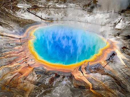 Suối Grand Prismatic Spring, vườn quốc gia Yellowstone, Wyoming trông giống như một chiếc nhẫn cầu vồng với màu sắc cực kỳ rực rỡ.