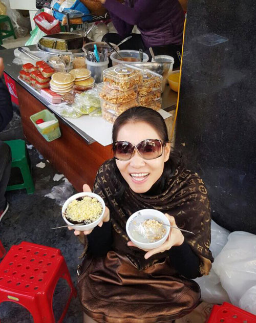 Thu Minh hào hứng với các món ăn vặt mùa đông trong cái lạnh ở Hà Nội.