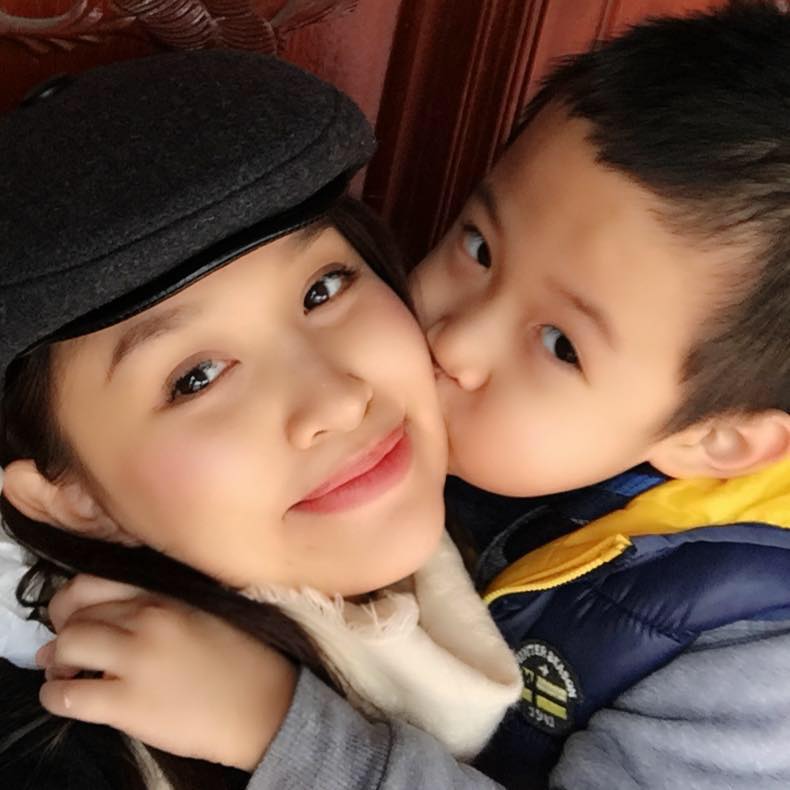 Thanh Vân Hugo selfile đầy tình cảm với con trai trên trang cá nhân của mình.