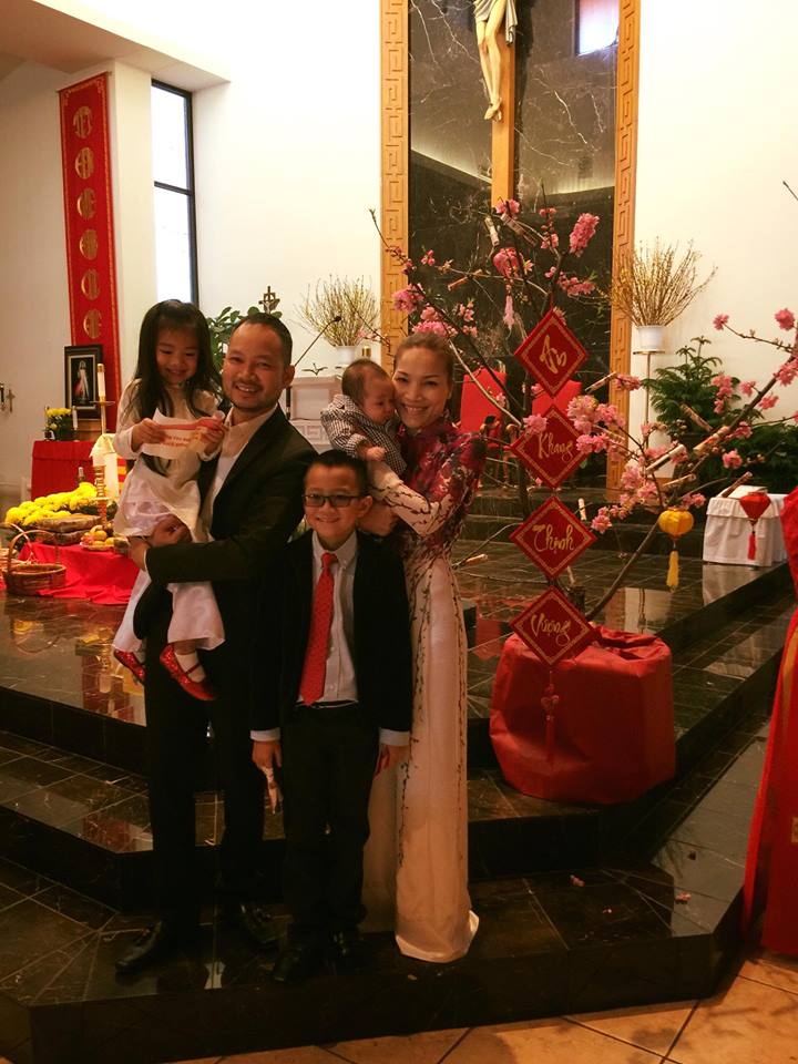 Gia đình Hồng Ngọc chụp hình kỷ niệm Tết đến Xuân về \'Chúc mừng năm mới mọi người.. Sức khỏe thật nhiều, hạnh phúc và bình an nhé\'.