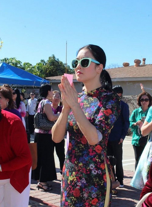 Vào ngày mùng 1 Tết, Thu Phương đã dành thời gian bên gia đình. Nữ ca sĩ cùng bố mẹ đi hái lộc đầu năm mới tại chùa Huệ Quang ở California.
