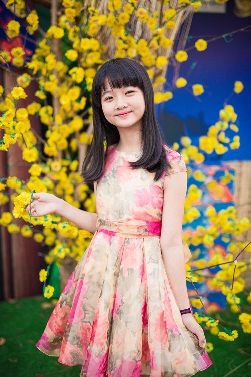 Trong không khí rộn ràng của những ngày đầu năm Bính Thân 2016, diễn viên nhí Lâm Thanh Mỹ của Hoa vàng trên cỏ xanh cũng diện váy hoa rực rỡ xuống phố, cầu mong một năm nhiều may mắn đến với gia đình và những người thân.