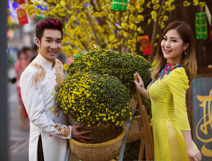 Đầu năm mới, Quang Hà và Hương Tràm đã lựa chọn cho mình những bộ áo dài truyền thống xuống phố trong không khi tràn ngập xuân về.