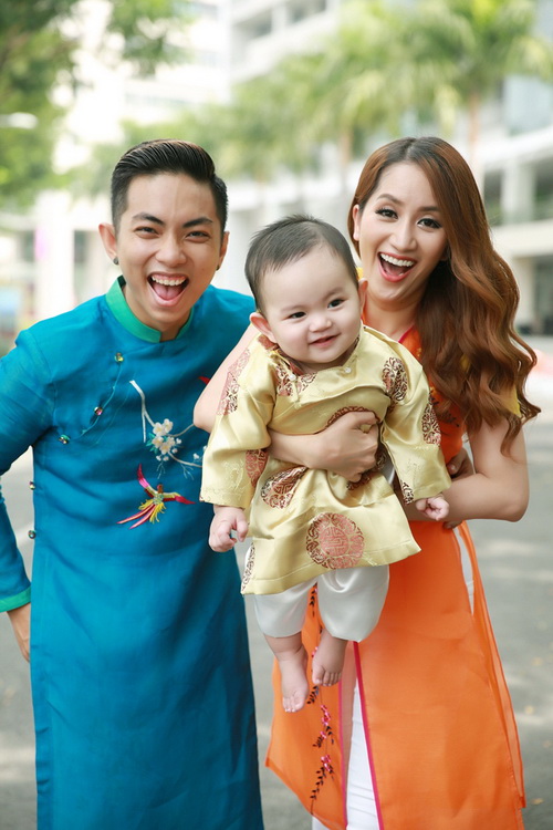 Trong trang phục áo dài truyền thống, Phan Hiển - Khánh Thi cũng lựa chọn riêng cho bé Kubi một bộ áo dài riêng để đón Tết. Năm nay là cái Tết đầu tiên của Kubi.