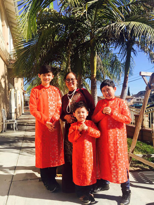 Bằng Kiều khoe ảnh mẹ và ba con trai mặc áo dài truyền thông đi chơi Tết.
