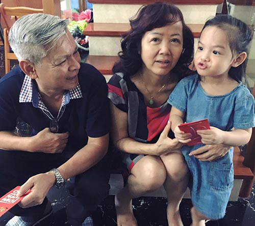 Phạm Quỳnh Anh khoe ảnh con gái cưng nhận lì xì của ông bà. Con gái Phạm Quỳnh Anh và ông bầu Quang Huy năm nay đã hơn 3 tuổi, rất lém lỉnh và đáng yêu.
