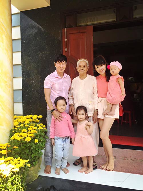 Lý Hải - Minh Hà đưa ba con về nhà nội để dùng bữa cơm sum vầy cùng đại gia đình. Vợ chồng nam ca sĩ cùng ba con diện trang phục gam hồng đồng điệu xinh xắn.