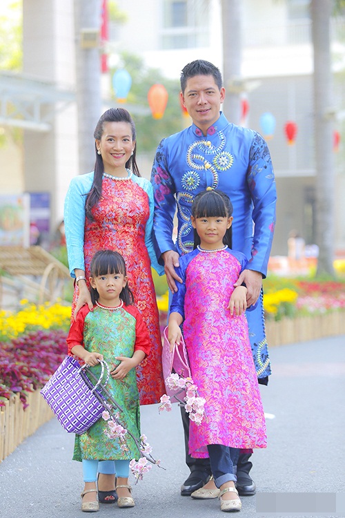 Nam diễn viên Bình Minh cùng bà xã Anh Thơ và hai con gái diện áo dài đầy màu sắc, tung tăng dạo chơi, mừng năm mới 2016.