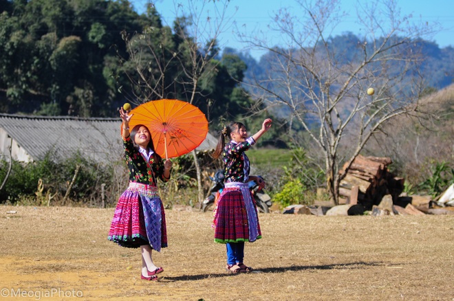 Những cô gái trẻ say sưa với một trò chơi truyền thống trong những trang phục rực rỡ của người H\'Mông.