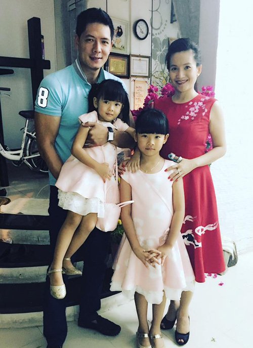 Gia đình Bình Minh – Anh Thơ đi chơi Tết. Hai nàng công chúa nhỏ của nam siêu mẫu nổi tiếng diện váy màu hồng xinh xắn và dễ thương.