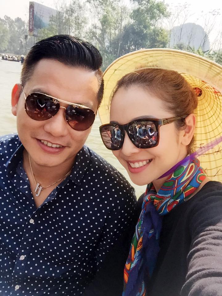 Jennifer Phạm hào hứng cùng chồng đi chùa Hương cầu may đầu xuân.