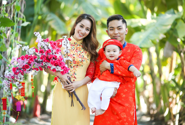 Khánh Thi - Phan Hiển khoe ảnh du xuân cùng con trai
