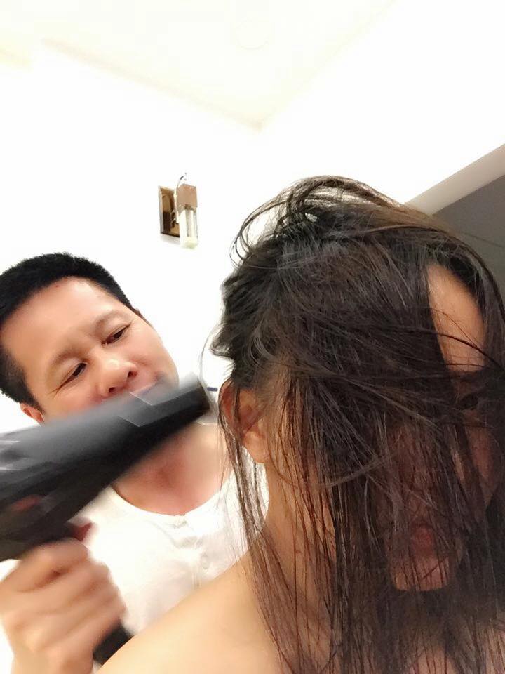 Phan Như Thảo hào hứng khoe được ông xã \'chăm sóc\' bằng cách sấy tóc khô cho vợ nhân ngày lễ tình nhân.