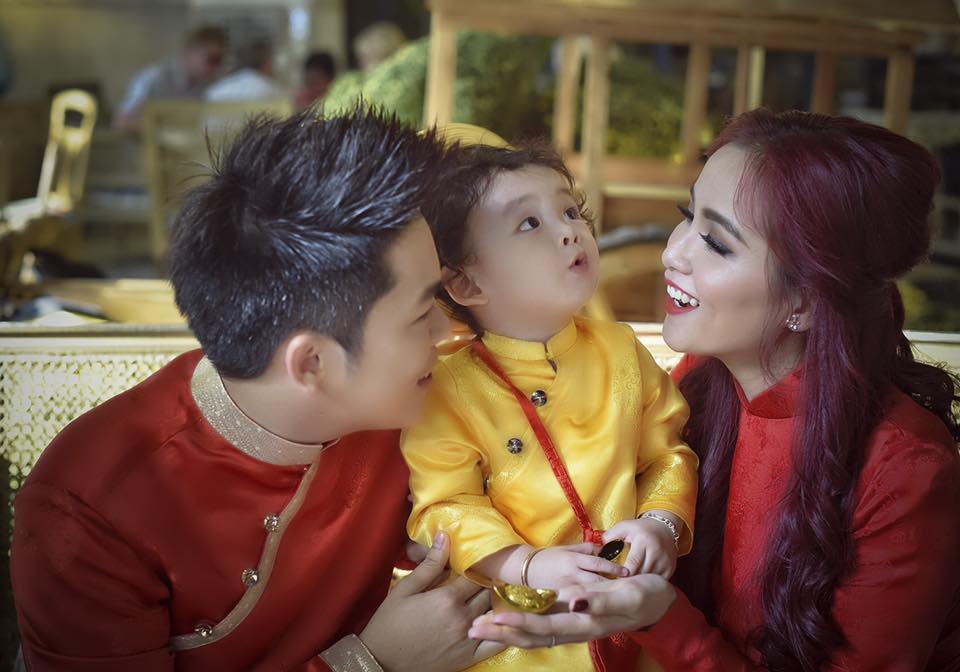 Gia đình Hoa hậu Diễm Hương và ông xã Quang Huy hạnh phúc chào tân xuân trong trang phục áo dài truyền thống.