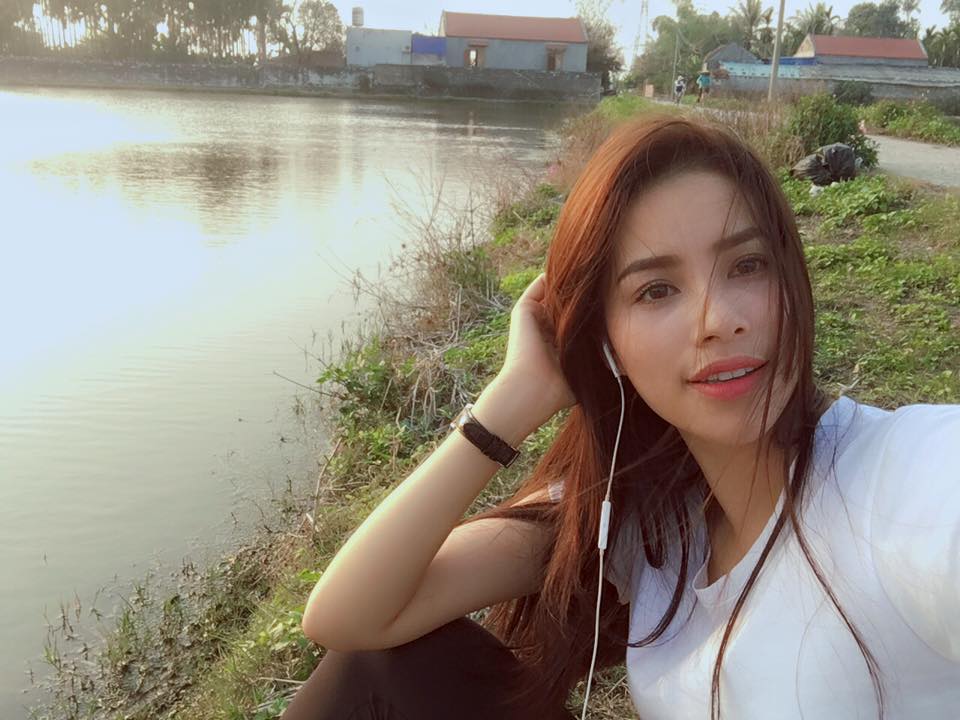 Hoa hậu Phạm Hương \'5km chạy bộ trên đường quê...Cảm giác thật tuyệt vời với không khí trong lành ở quê...\'.