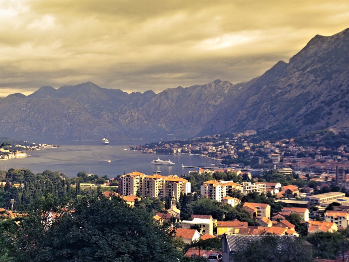 Kotor, Montenegro: Kotor là một trong những thành phố đáng đến nhất trong năm 2016 theo Lonely Planet. Tại đây có nhiều quán cà phê, khu mua sắm và những vịnh được bao quanh bởi những dãy núi cao.