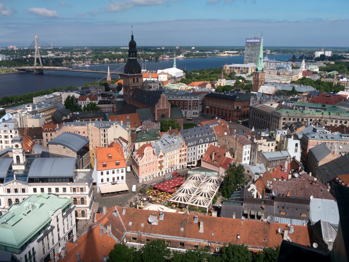 Riga, Latvia: Lonely Planet chọn Latvia là một trong những điểm đến của năm 2016 sau những bước tiến dài mà quốc gia này đạt được trong 25 năm qua. Những tòa lâu đài cổ và biệt thự đều được phục hồi, và tại thủ đô Riga du khách sẽ được chiêm ngưỡng các tòa nhà theo trường phái kiến trúc Art Nouveau tao nhã.