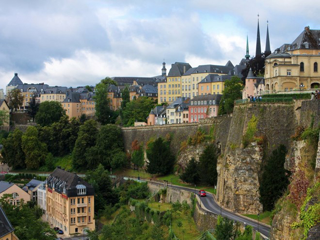 Luxembourg: Có thể Luxembourg chỉ là một quốc gia nhỏ bé ở châu Âu, nhưng đây cũng là một trong những điểm mà các du khách nên đến. Đất nước có nhiều lâu đài đồ sộ, còn thủ đô Luxembourg City là sự kết hợp hài hòa giữa cái cũ và cái mới.