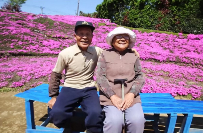 Sau 30 năm chung sống, bi kịch ập đến khi bà Kuroki (khi đó 52 tuổi) đột nhiên không nhìn thấy do biến chứng từ bệnh tiểu đường. Bà trở nên chán nản, khép mình hơn, không ra ngoài, chỉ quanh quẩn trong nhà.Vườn hoa nhà hai ông bà Kuroki thu hút nhiều khách du lịch đến thăm từ mọi nơi trên thế giới. Ước tính có 7.000 người ghé thăm từ cuối tháng 3, tháng 4 năm ngoái.