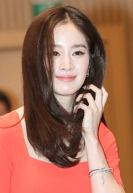 Kim Tae Hee xinh đẹp trong buổi họp báo phim Yong Pal