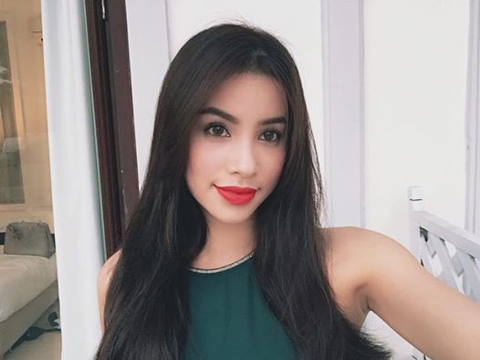 Hoa hậu Phạm Hương selfile nhân ngày đầu năm mới bởi vẻ tươi trẻ, nhẹ nhàng và đằm thắm.