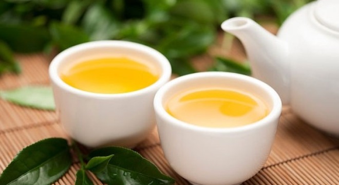 Trà xanh chứa nhiều chất chống oxy hóa giúp loại bỏ các chất béo tích tụ trong gan. Nhấm nháp trà xanh mỗi ngày là cách tốt nhất để loại bỏ các độc tố khỏi gan.