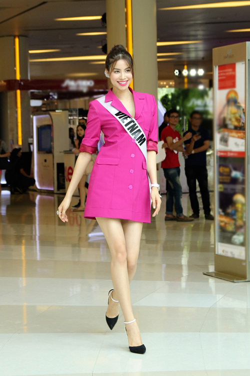 Hoa hậu Phạm Hương xuất hiện tại trung tâm thương mại đông đúc nhất ở thủ đô Bangkok, Thái Lan để gặp gỡ người hâm mộ. Diện bộ cánh màu hồng, người đẹp Nam Định nhanh chóng trở thành tâm điểm chú ý.