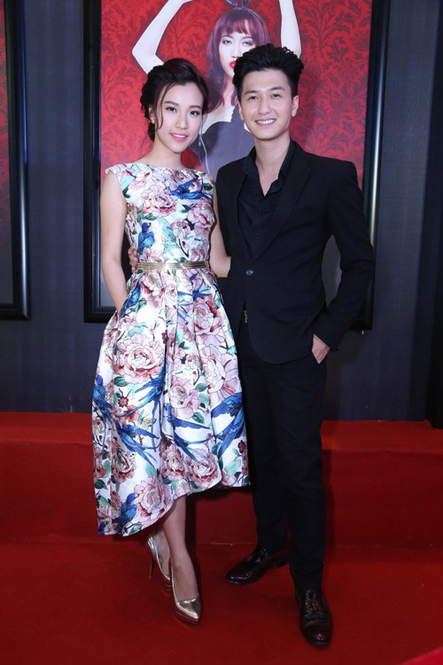Hoàng Oanh xinh đẹp và nữ tính trong váy hoa sánh bước bên bạn trai Huỳnh Anh bảnh bao