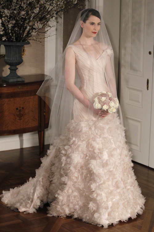 Váy cưới có phần chân váy xòe bồng xếp nếp hoa hồng chắc chắn phù hợp với những cô dâu yêu vẻ lạng mạn.