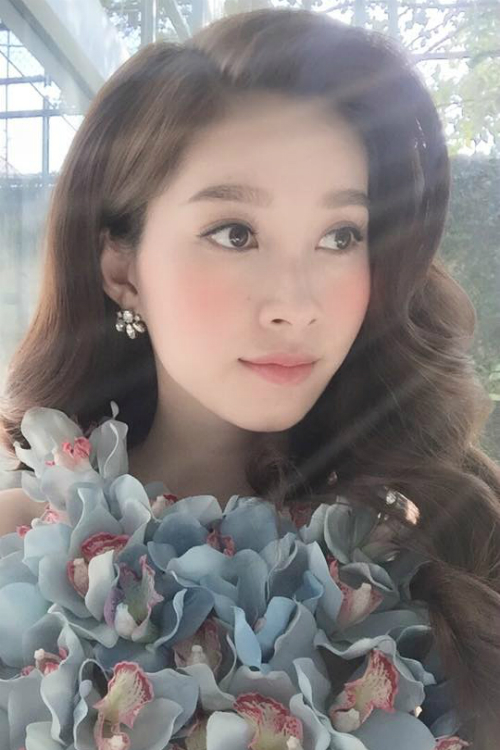 Hoa hậu Đặng Thu Thảo xinh đẹp, rạng ngời như nàng công chúa trong bộ đầm kết hoa xanh nhạt.
