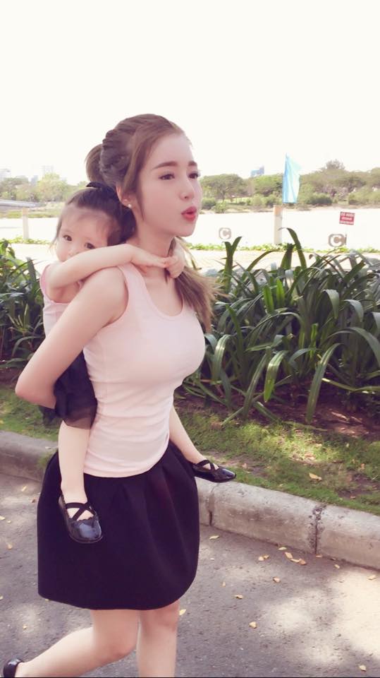 Elly Trần và con gái thường xuyên diện đồ đôi mỗi khi xuất hiện.