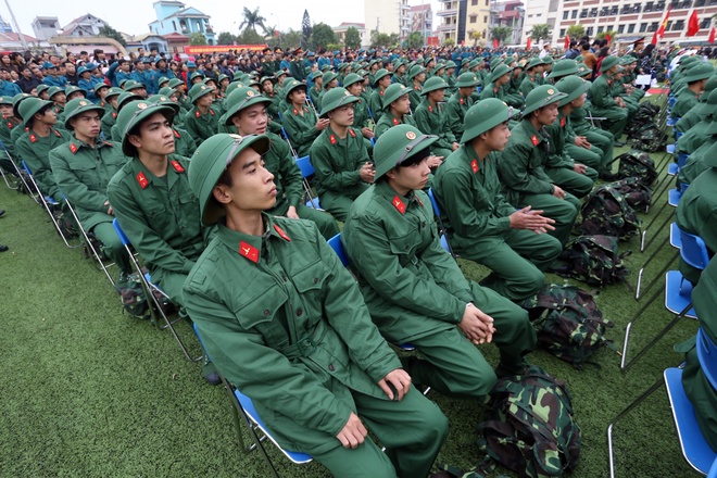 Sáng 23/2, Hà Nội tổ chức lễ giao quân đợt 1 năm 2016. Năm nay, thành phố được giao tuyển chọn và gọi hơn 4.000 thanh niên nhập ngũ.