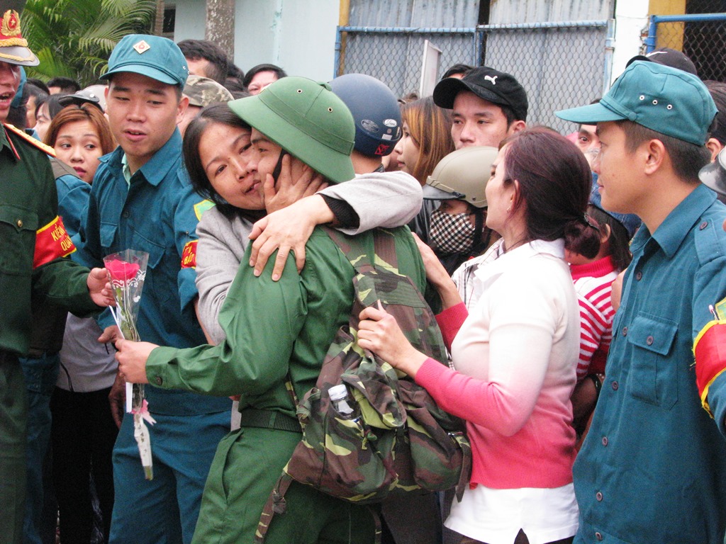Sáng 23/2, 950 thanh niên Đà Nẵng đã hăng hái lên nhập vụ đợt 1/2016. Trong đợt này, có 71 cán bộ, công chức, viên chức đang làm trong các cơ quan Nhà nước; 23 Đảng viên; 192 người tốt nghiệp đại học, cao đẳng.