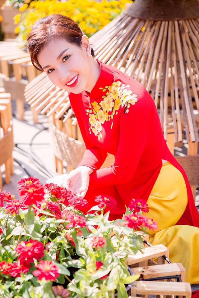 MC Quỳnh Chi xinh đẹp, dịu dàng và tỏa sáng trong tà áo dài đỏ truyền thống.