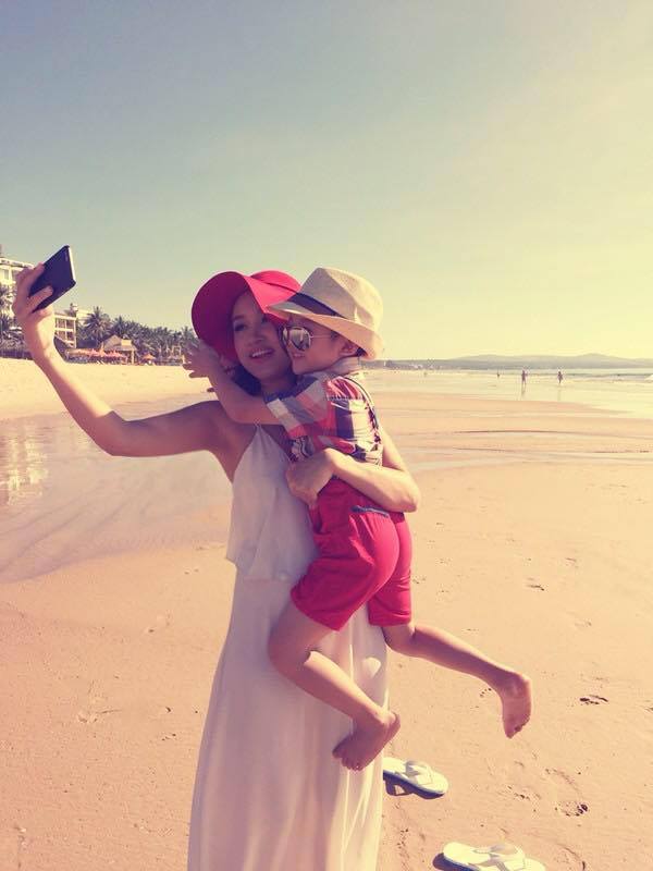 Thanh Vân Hugo và con trai selfile tuyệt đẹp trên bờ cát nắng cháy khiến nhiều người phải xuýt xoa, khen ngợi.