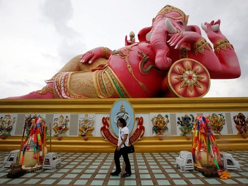 Tượng thần đầu voi Ganesha đặt tại đền Rattanaram ở Chachoengsao (Thái Lan). Tượng có màu hồng có cao 16m dài 22m. Voi thần Ganesha biểu tượng cho sự thoải mái, hạnh phúc và thịnh vượng.