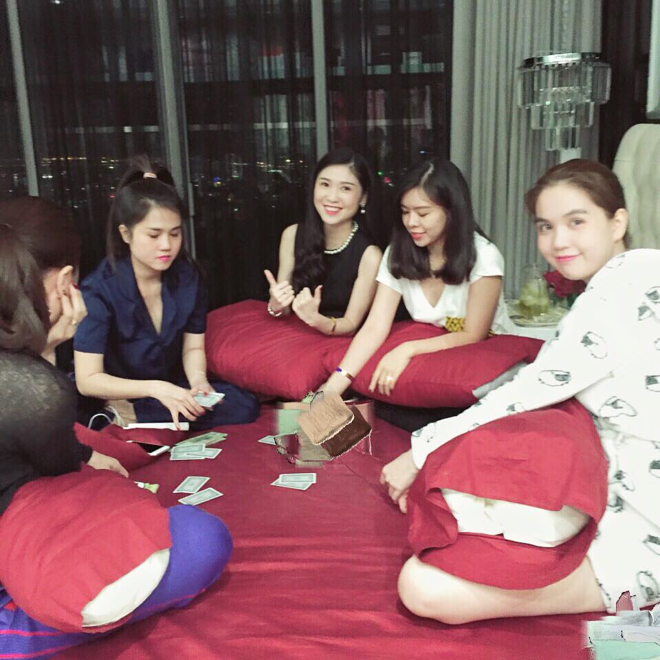 Ngọc Trinh chơi bài cùng chị gái và một số người bạn thân thiết.