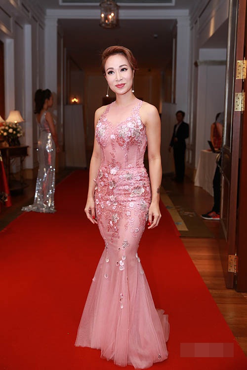 Thần tượng âm nhạc 2010 Uyên Linh quyến rũ, nữ tính với đầm ren đuôi cá gam màu hồng ngọt ngào