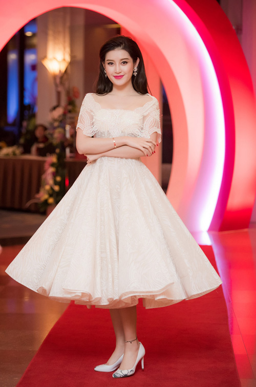 Á hậu Việt Nam 2014 Huyền My quyến rũ như một nàng công chúa với thiết kế cách điệu của nhà thiết kế Anh Thư.
