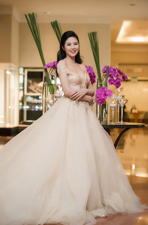 Hoa hậu Việt Nam 2010 Ngọc Hân trễ nải vai trần trong bộ đầm lộng lẫy.