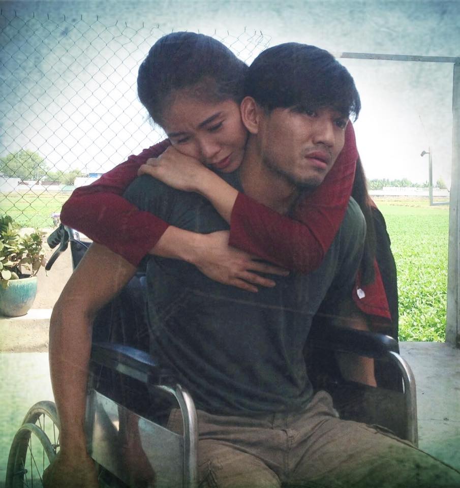 Qúy Bình bị thương ngồi xe lăn, Lê Phương khóc lóc, ôm ấp đầy tình cảm. Tuy nhiên, đó chỉ là một cảnh quay trong bộ phim mới nhất của hai người.