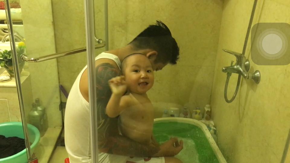 Cậu bé Su Hào tỏ ra vô cùng thích thú khi được bố tắm.