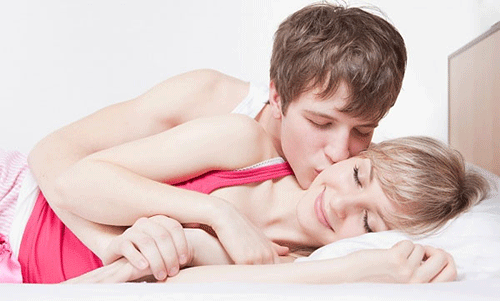 10 thói quen khi ngủ của người chồng yêu vợ