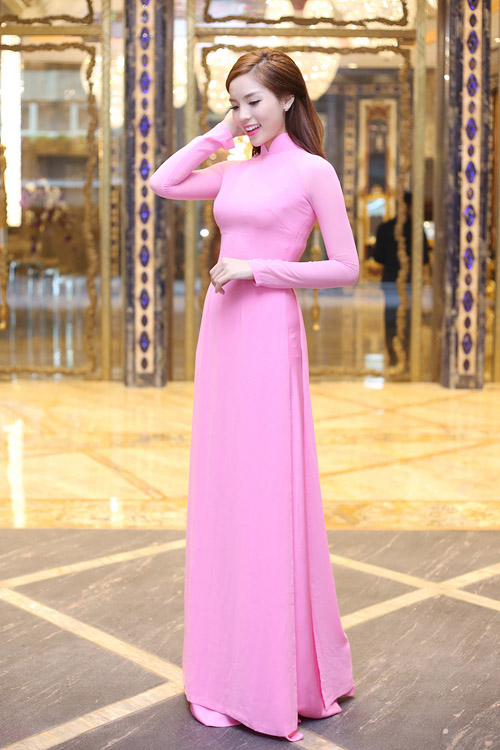 Kỳ Duyên dịu dàng trong tà áo dài hồng cánh sen của nhà thiết kế Thuận Việt khi tham dự buổi công bố về Lễ hội Áo dài của TP HCM.