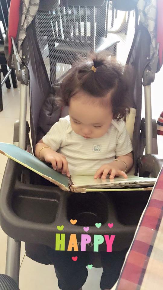 Hoa hậu Diễm Hương hài hước \'1 tuổi mà cứ đòi sách , ôm đọc, ngón tay chỉ chỉ làm như biết đọc\'.