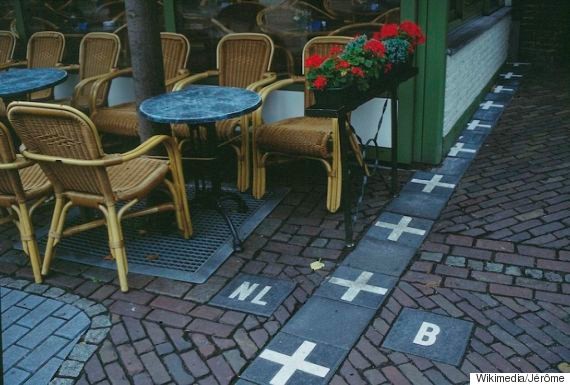 Hà Lan - Bỉ: Ngôi làng Baarle-Hertog của Bỉ và làng Baarle-Nassau của Hà Lan chỉ cách nhau một hàng gạch.