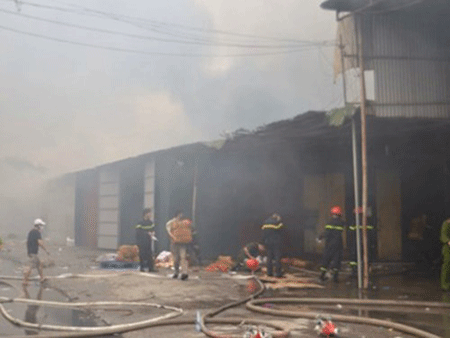Cháy lớn thiêu rụi hàng trăm mét vuông tại nhà kho KCN Phố Nối